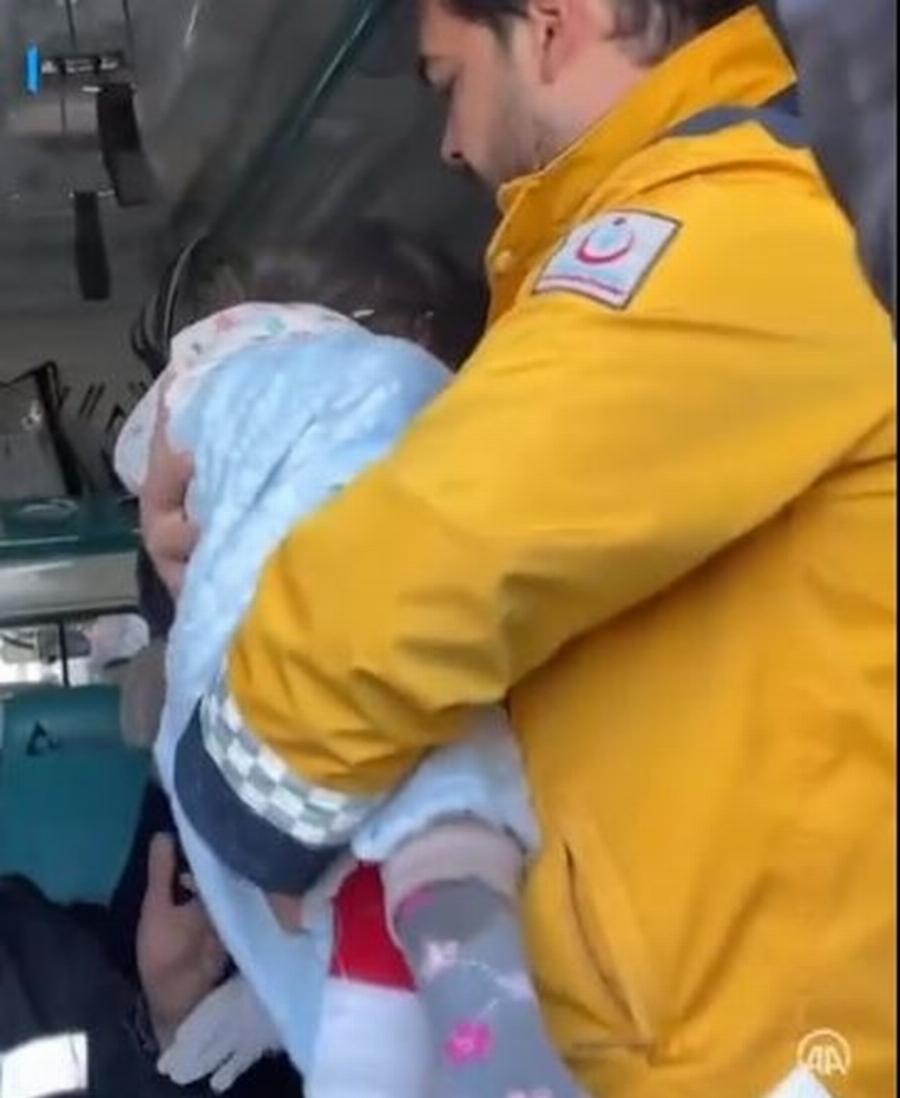 Όλοι συγκινήθηκαν: Μητέρα θήλαζε κάτω από τα ερείπια το μωρό της για να το κρατήσει ζωντανό και τελικά τα κατάφερε