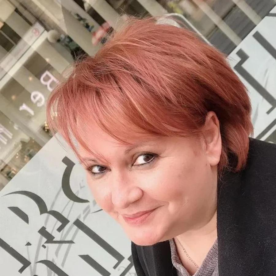 Έγινε αγνώριστη στα 64 της: Η Καίτη Φίνου είπε αντίο στο ξανθό και έκανε τη μεγάλη αλλαγή στα μαλλιά της