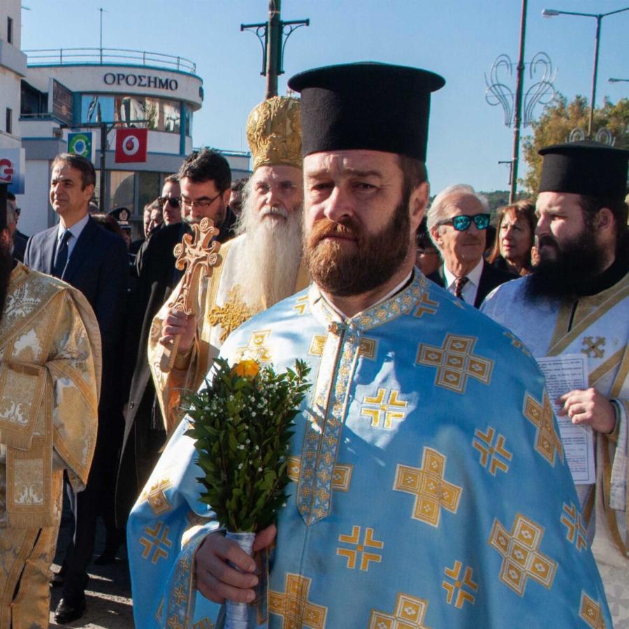 Ιερέας το πρωί και διασώστης ΕΚΑΒ το βράδυ: Αυτή είναι η ιστορία ζωής του Απόστολου Δάμκαλη