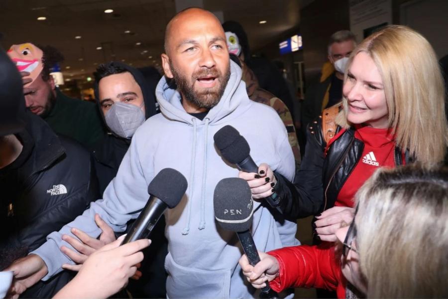 Αμίλητος, κοντοκουρεμένος και αγέλαστος: Καρέ καρέ η άφιξη του Κώστα Αναγνωστόπουλου στην Ελλάδα από το Survivor