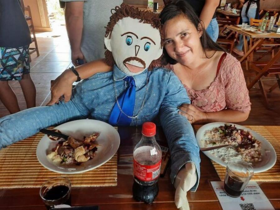 «Μπήκε στη ζωή μου και όλα έβγαλαν νόημα»: 37χρονη παντρεύτηκε κούκλα και απέκτησε και «μωρό»