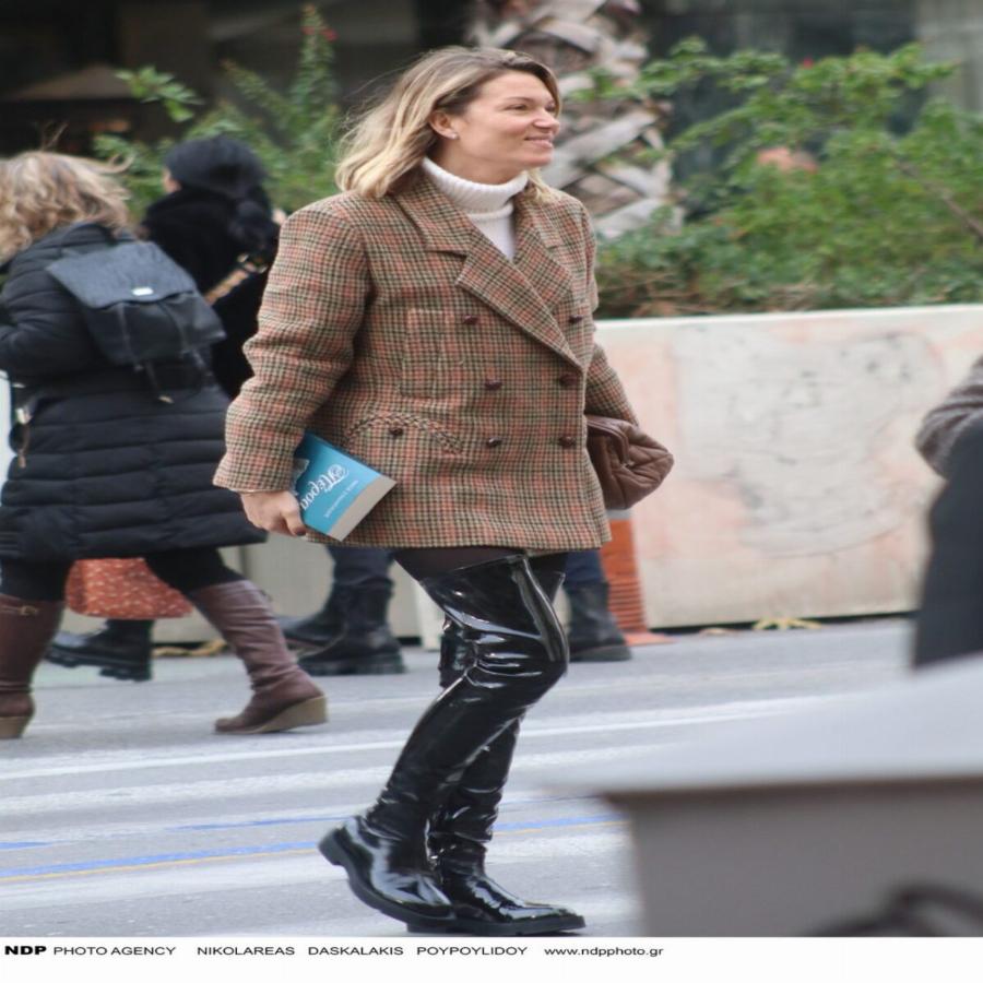 Η Βίκυ Καγιά στο κέντρο της Αθήνας: Βγήκε άβαφη με χαλαρή εμφάνιση και όλοι κοιτούσαν τα πόδια της