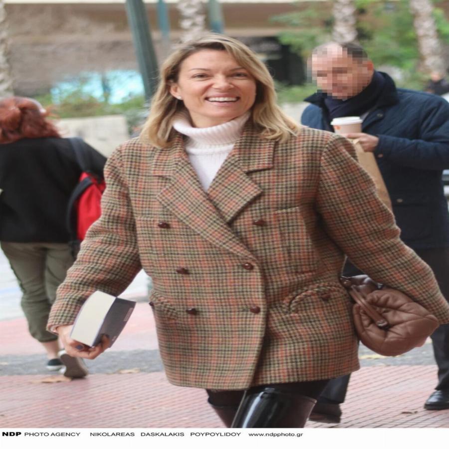 Η Βίκυ Καγιά στο κέντρο της Αθήνας: Βγήκε άβαφη με χαλαρή εμφάνιση και όλοι κοιτούσαν τα πόδια της