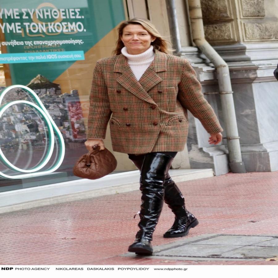 Η Βίκυ Καγιά στο κέντρο της Αθήνας: Βγήκε άβαφη με χαλαρή εμφάνιση και όλοι κοιτούσαν τα πόδια της