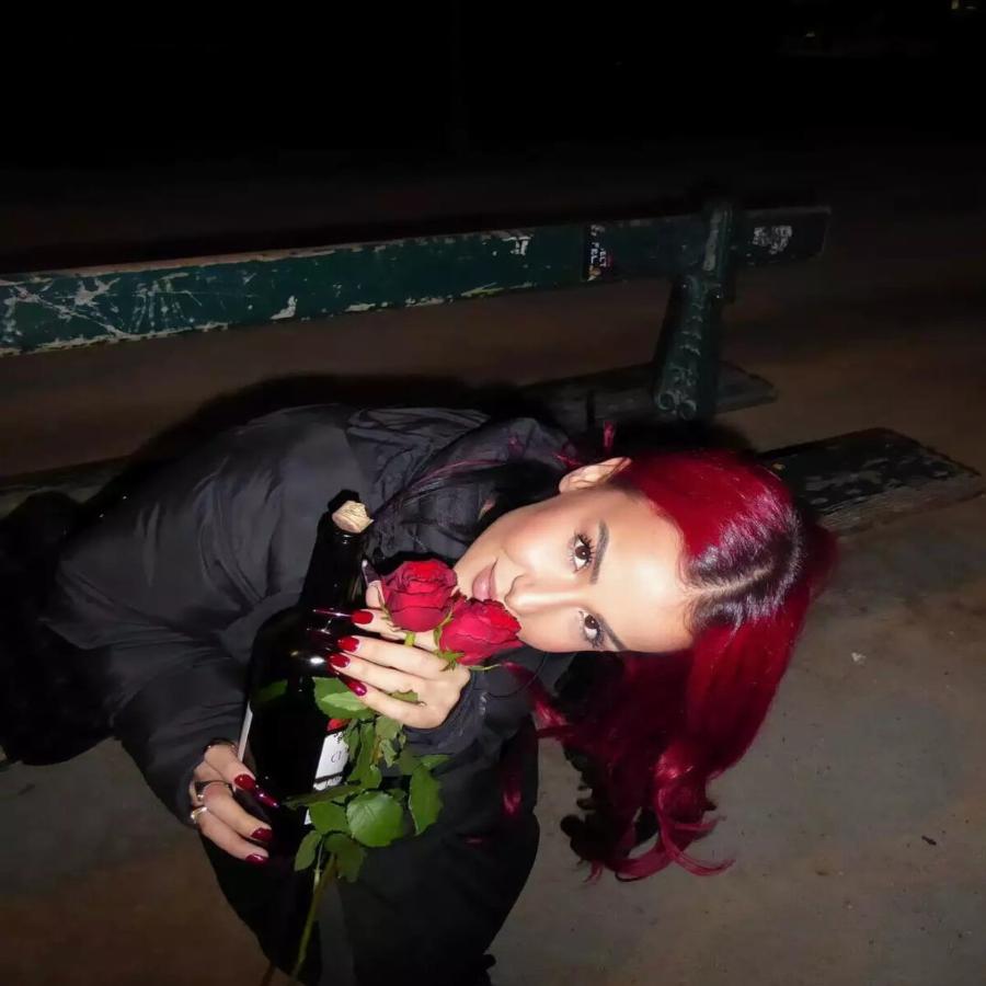 Με κόκκινο κρασί και 2 τριαντάφυλλα στο χέρι: Σάλος με τις φωτογραφίες της συντρόφου του Sin Boy μετά τις φήμες θανάτου