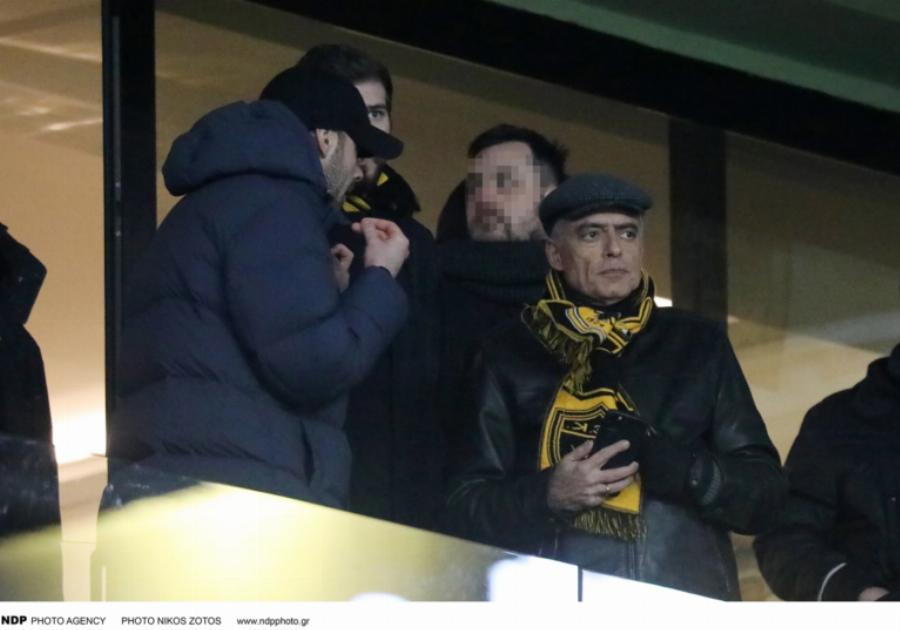 Σούσουρο με τον Νίκο Ευαγγελάτο: Η δημόσια εμφάνιση με δερμάτινο μπουφάν, τραγιάσκα και πίπα, δεν τον γνώρισε κανείς