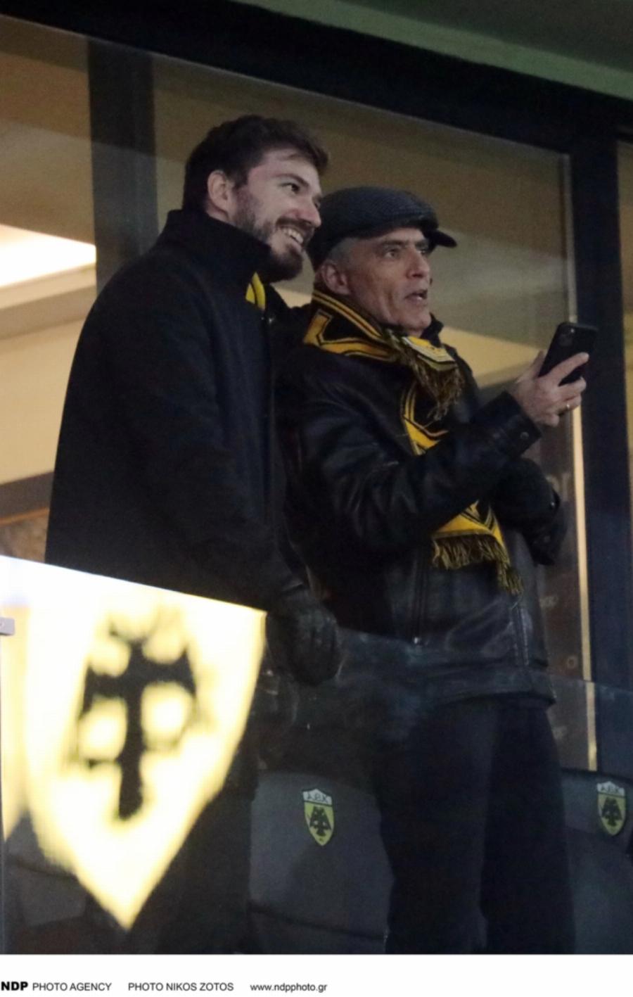 Σούσουρο με τον Νίκο Ευαγγελάτο: Η δημόσια εμφάνιση με δερμάτινο μπουφάν, τραγιάσκα και πίπα, δεν τον γνώρισε κανείς