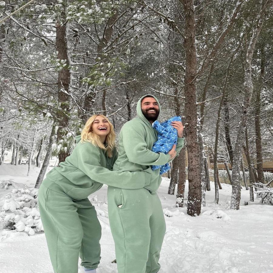 Ιωάννα Τούνη – Δημήτρης Αλεξάνδρου: Βγήκαν στα χιόνια και πόζαραν μαζί με τον νεογέννητο γιο τους