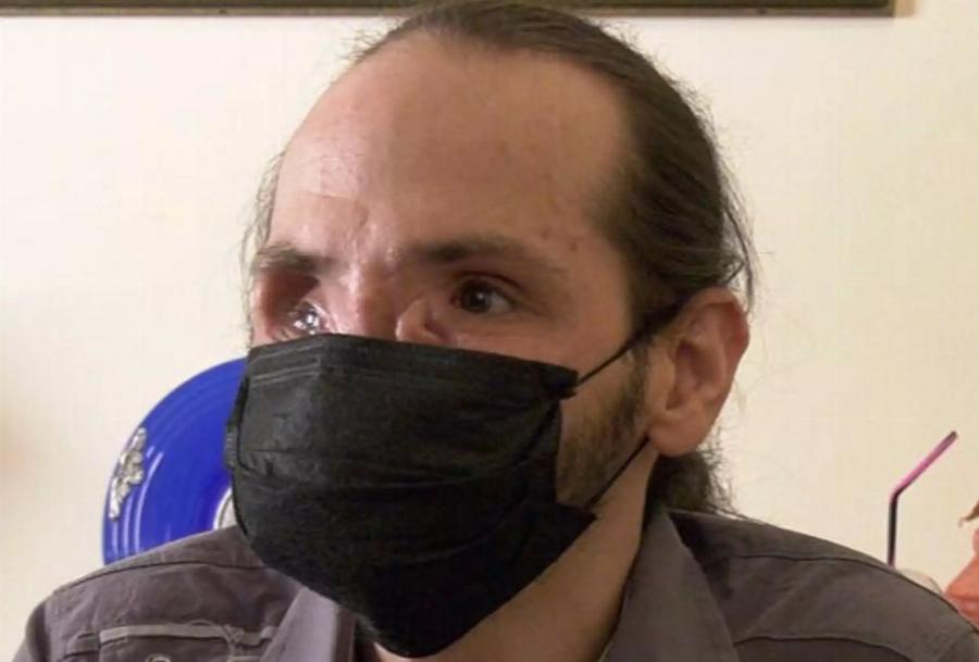 Πίσω στη ζωή ο Θύμιος Μπουγάς: Ο άνθρωπος που συγκλόνισε με την ιστορία του, ζει στο Πέραμα και εργάζεται στον Πειραιά