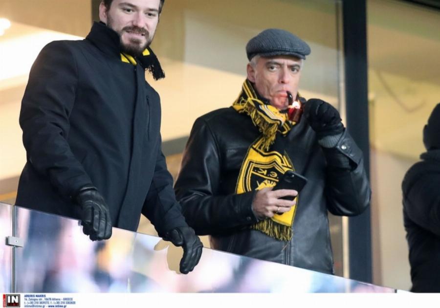 Σούσουρο με τον Νίκο Ευαγγελάτο: Η δημόσια εμφάνιση με δερμάτινο μπουφάν, τραγιάσκα και πίπα, δεν τον γνώρισε κανείς