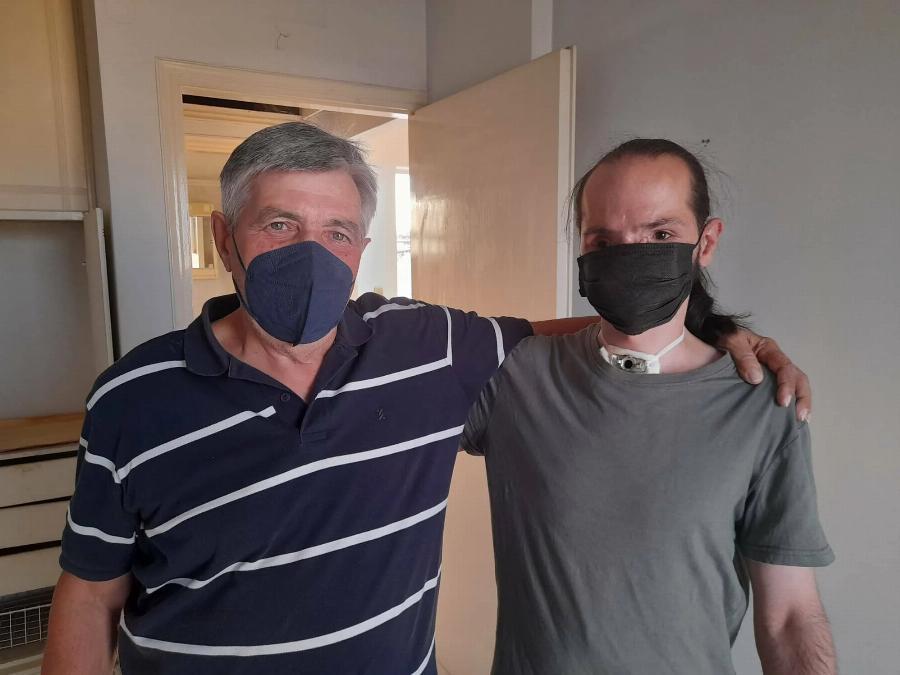 Πίσω στη ζωή ο Θύμιος Μπουγάς: Ο άνθρωπος που συγκλόνισε με την ιστορία του, ζει στο Πέραμα και εργάζεται στον Πειραιά