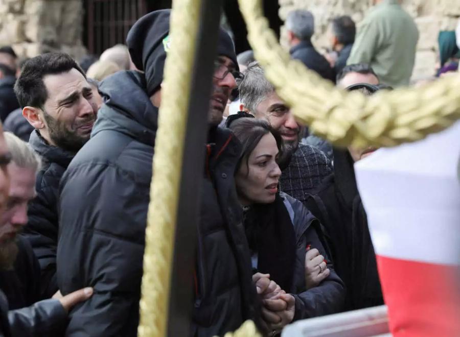 Λύγισαν και οι πέτρες: Με μία μπάλα βόλεϊ το τελευταίο αντίο στη σχολική ομάδα που χάθηκε στα ερείπια στη Τουρκία