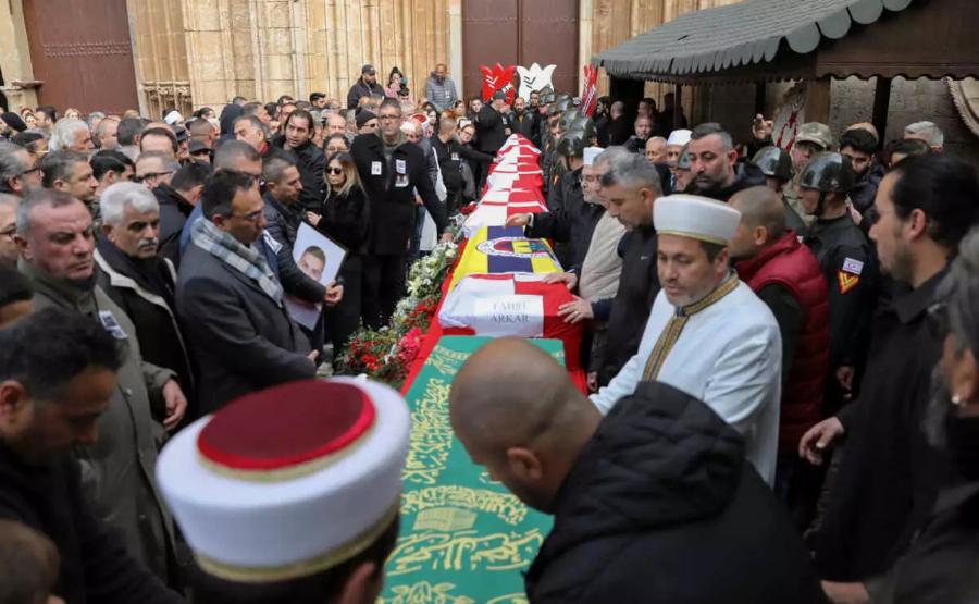 Λύγισαν και οι πέτρες: Με μία μπάλα βόλεϊ το τελευταίο αντίο στη σχολική ομάδα που χάθηκε στα ερείπια στη Τουρκία