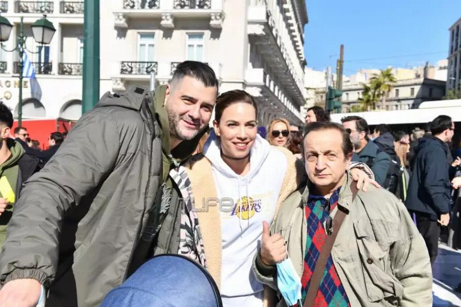 Αναστάτωσε τον γυναικείο πληθυσμό ο Βασίλης Μπισμπίκης: Εικόνες από τη διαμαρτυρία στο Σύνταγμα