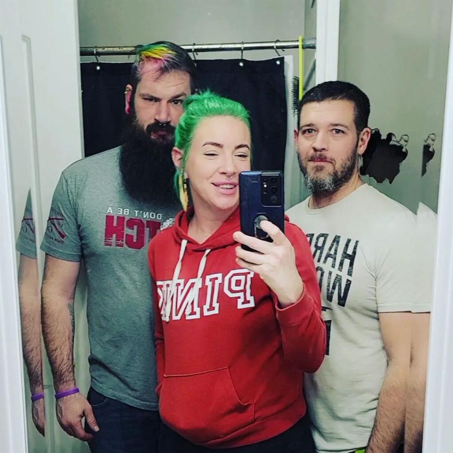 Έχει σύζυγο και σύντροφο και το γνωρίζουν και οι δύο: «Οι καημένοι, τους λυπάμαι αλλά δεν θέλω να τους αφήσω»