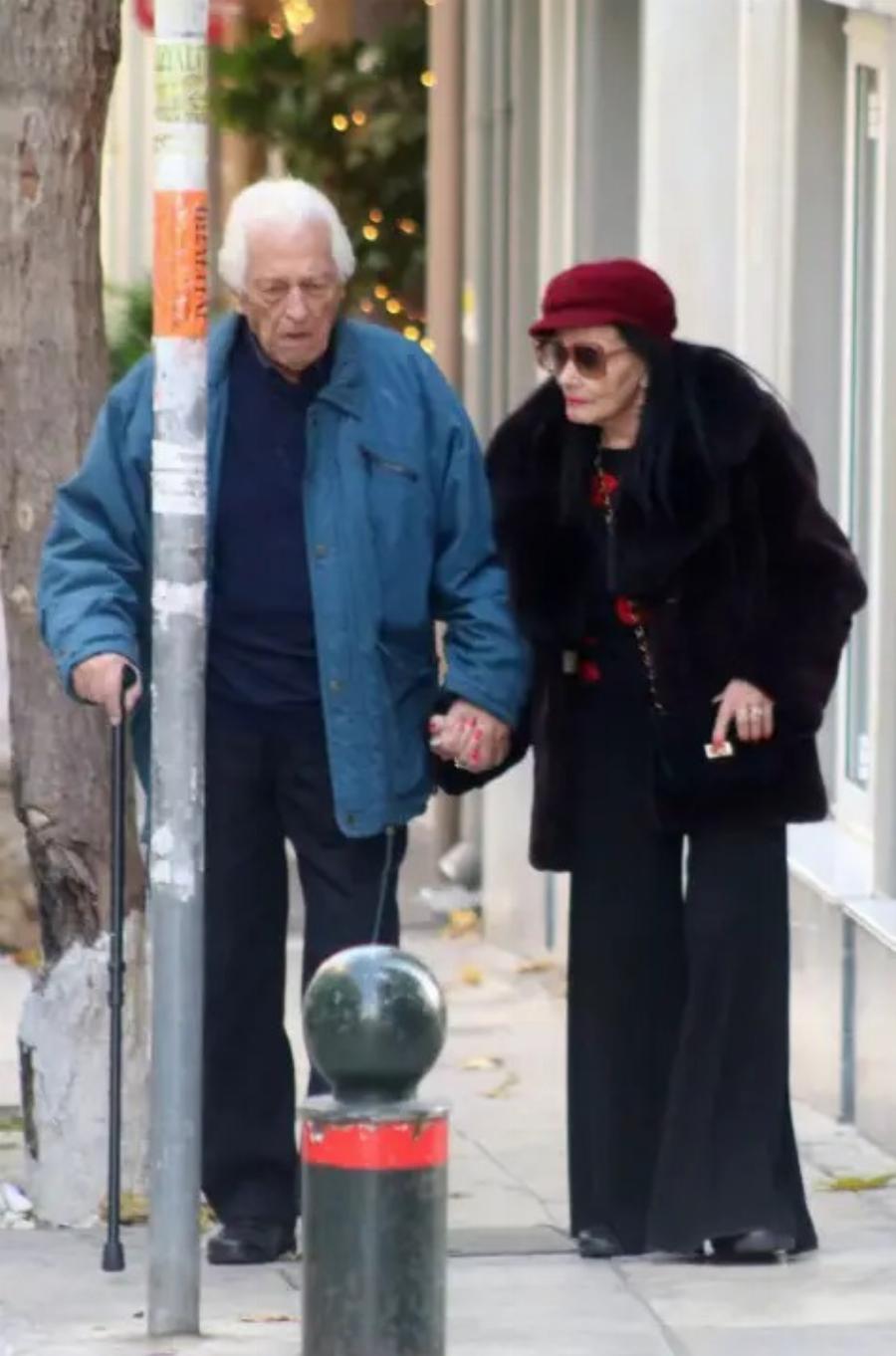 Ερωτευμένη η Ζωζώ Σαπουντζάκη: Χέρι-χέρι με τον σύντροφό της στο κέντρο της Αθήνας