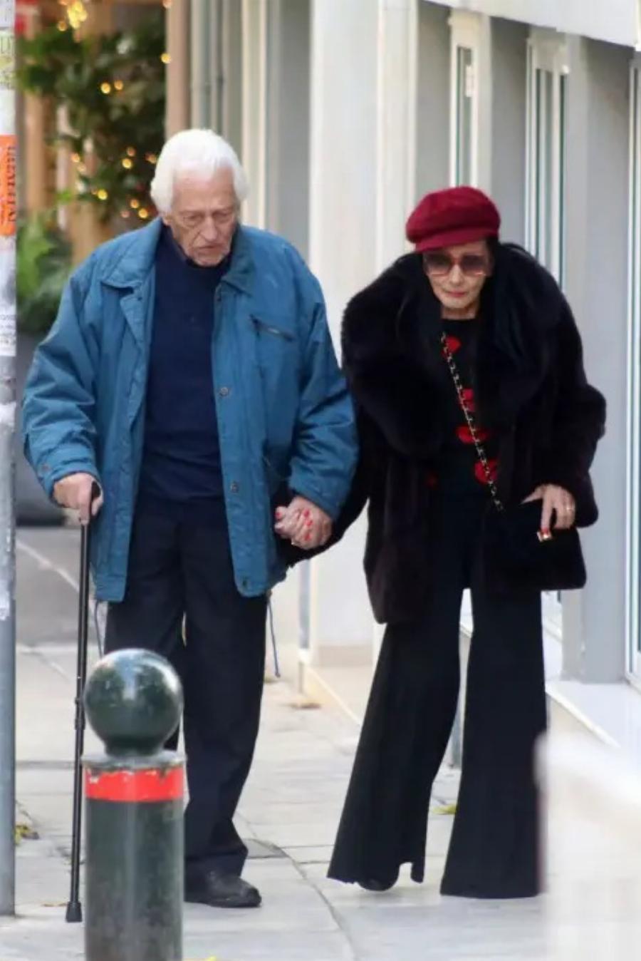 Ερωτευμένη η Ζωζώ Σαπουντζάκη: Χέρι-χέρι με τον σύντροφό της στο κέντρο της Αθήνας