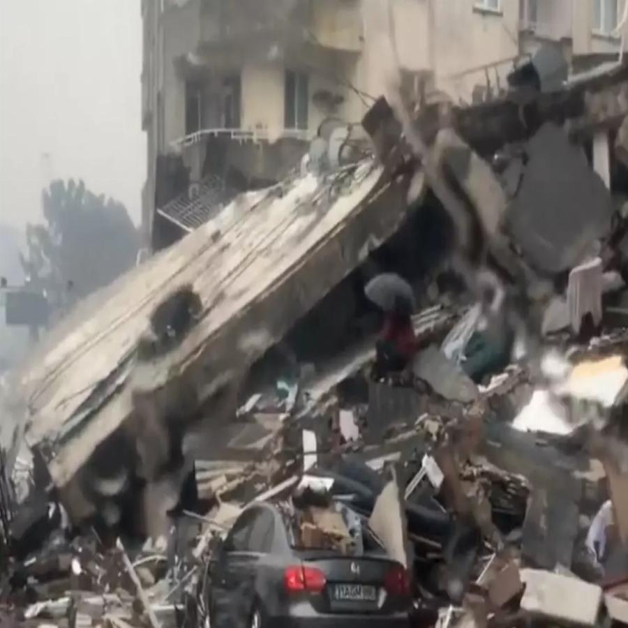 Ώρες αγωνίας στη Τουρκία: Δραματικές στιγμές για τη γυναικεία ομάδα βόλεϊ της Χατάισπορ, παγιδεύτηκε κάτω από τα χαλάσματα