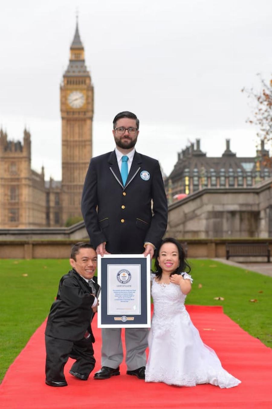 Μπήκαν στο Ρεκόρ Γκίνες: Αυτό είναι επίσημα το πιο κοντό και το πιο αξιολάτρευτο ζευγάρι στον κόσμο