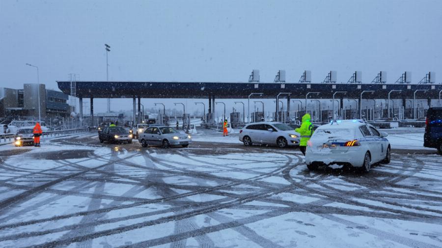 Κακοκαιρία Μπάρμπαρα: Έκλεισε η Εθνική Οδός από το ύψος Καλυφτάκη έως τα Οινόφυτα