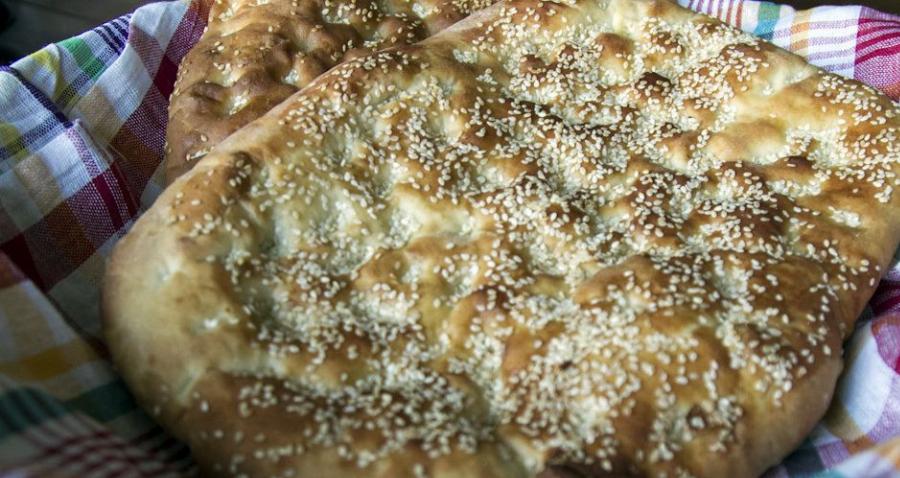 Το μυστικό του Άκη για την πιο νόστιμη λαγάνα: Με 6 υλικά θα γίνει αφράτη και τραγανή όπως της γιαγιάς