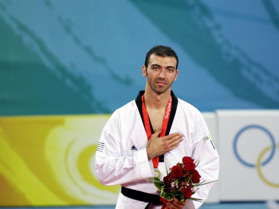 Μάθημα ανθρωπιάς στη Θεσσαλονίκη: Φαγητό σε απόρους στη μνήμη του Αλέξανδρου Νικολαΐδη – Μαγείρεψε και η Δώρα Τσαμπάζη