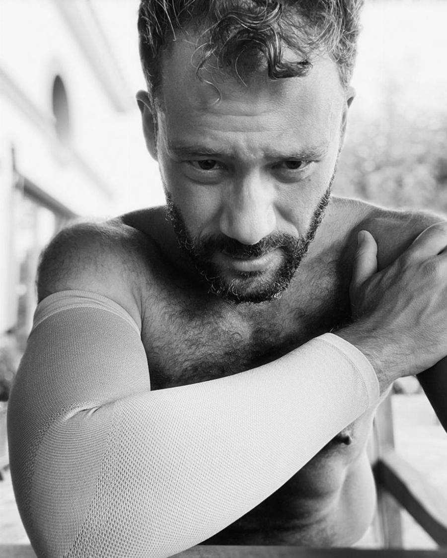 «Ο καρκίνος είναι εδώ»: Ραγίζει καρδιές το μήνυμα του Αντίνοου Αλμπάνη με τη συγκινητική φωτογραφία μέσα από το νοσοκομείο