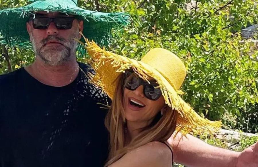 Δεν κρύβεται ο έρωτας: Η στιγμή που η Δέσποινα Βανδή και ο Βασίλης Μπισμπίκης φιλιούνται πάνω στην πίστα