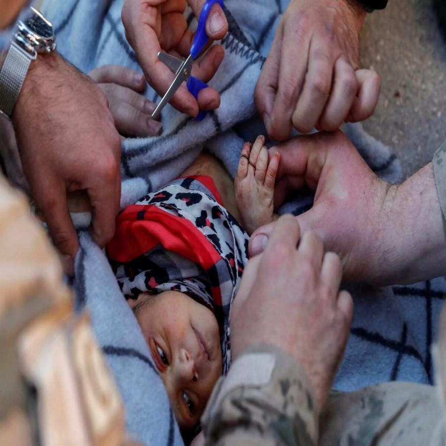 Εικόνα που «τσακίζει κόκκαλα»: Τούφα από τα μαλλιά της μαμάς του κρατούσε το 20 ημερών βρέφος που διασώθηκε από τα χαλάσματα