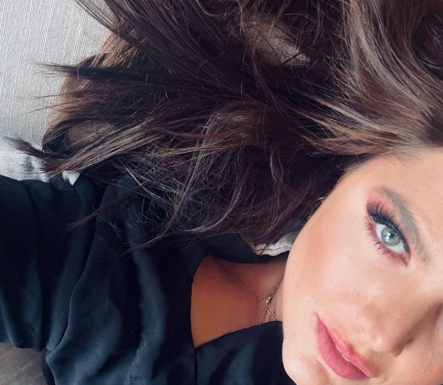 Μεγάλο όσο όλο το δωμάτιο και άνετο: Η Δανάη Μπάρκα μας δείχνει το πελώριο κρεβάτι της που χωράει τα πάντα