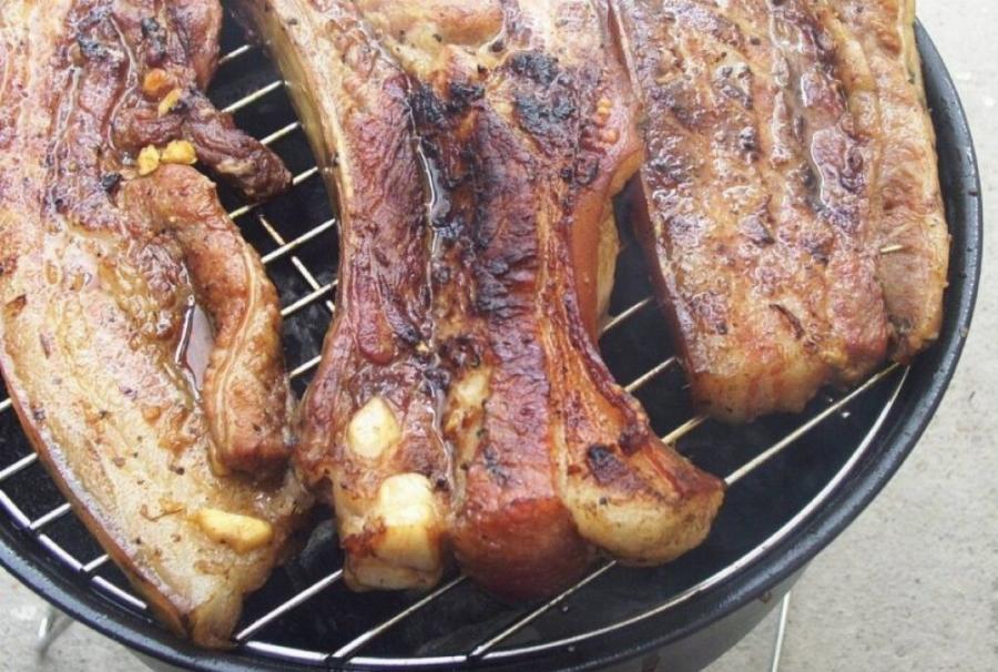 Ο καλός ο ψήστης την Τσικνοπέμπτη φαίνεται: Μοναδική μαρινάδα για να πετύχεις το ψήσιμο της πανσέτας στα κάρβουνα