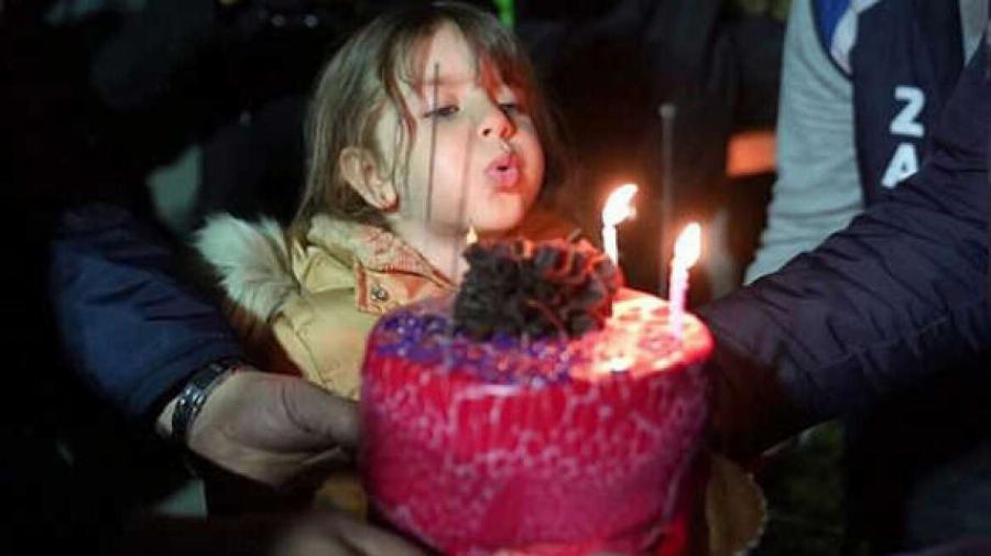 Ρίγη συγκίνησης σε ολόκληρο τον κόσμο: 5χρονη γιόρτασε τα γενέθλιά της στα συντρίμμια του σεισμού στην Τουρκία