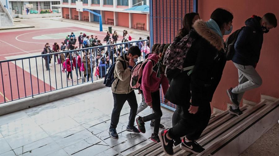 Παραλίγο τραγωδία στη Καβάλα: Δασκάλα και νοσοκόμα έσωσαν μικρό μαθητή που πνίγηκε με το φαγητό του