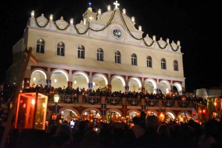 Μεγάλη γιορτή στη Τήνο: Τα 200 χρόνια από την εύρεση της Εικόνας της Μεγαλόχαρης και το έθιμο με τα φαναράκια