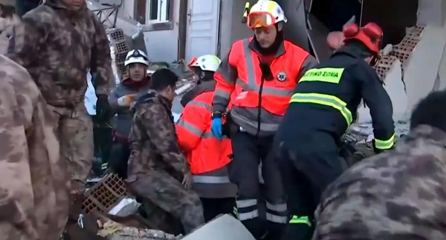 Η εικόνα που έχει συγκινήσει στη Τουρκία: «Θα πρέπει να ντρεπόμαστε για το “θα έρθουμε ένα βράδυ”»