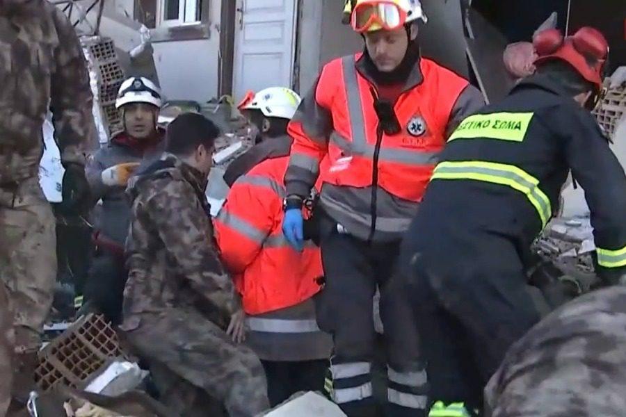 «Ευχαριστώ Ελλάδα»: Συγκινούν οι Τούρκοι με το ευχαριστώ τους για τη βοήθεια που στείλαμε μετά τους φονικούς σεισμούς