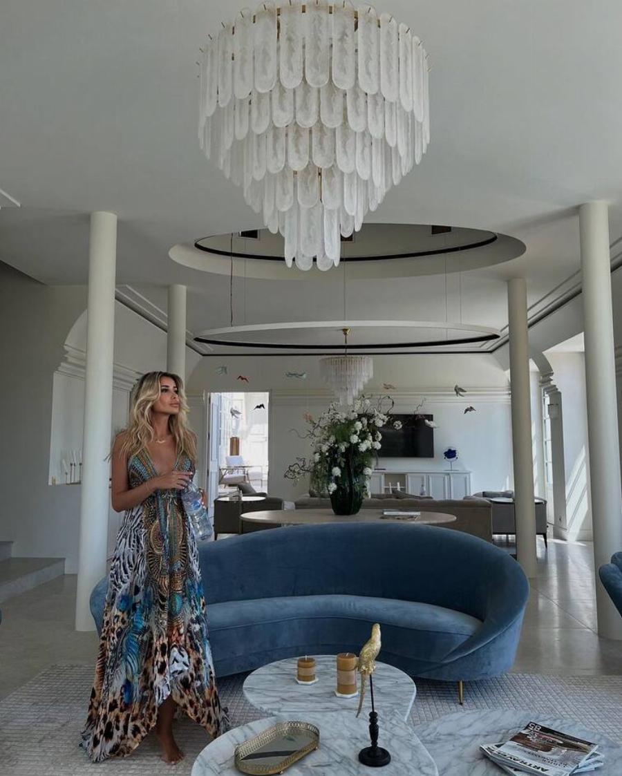 Σαν παλάτι με τεράστια πισίνα και φοίνικες: Αυτό είναι το υπερπολυτελές σπίτι της Emilia Vodos στη νότια Γαλλία