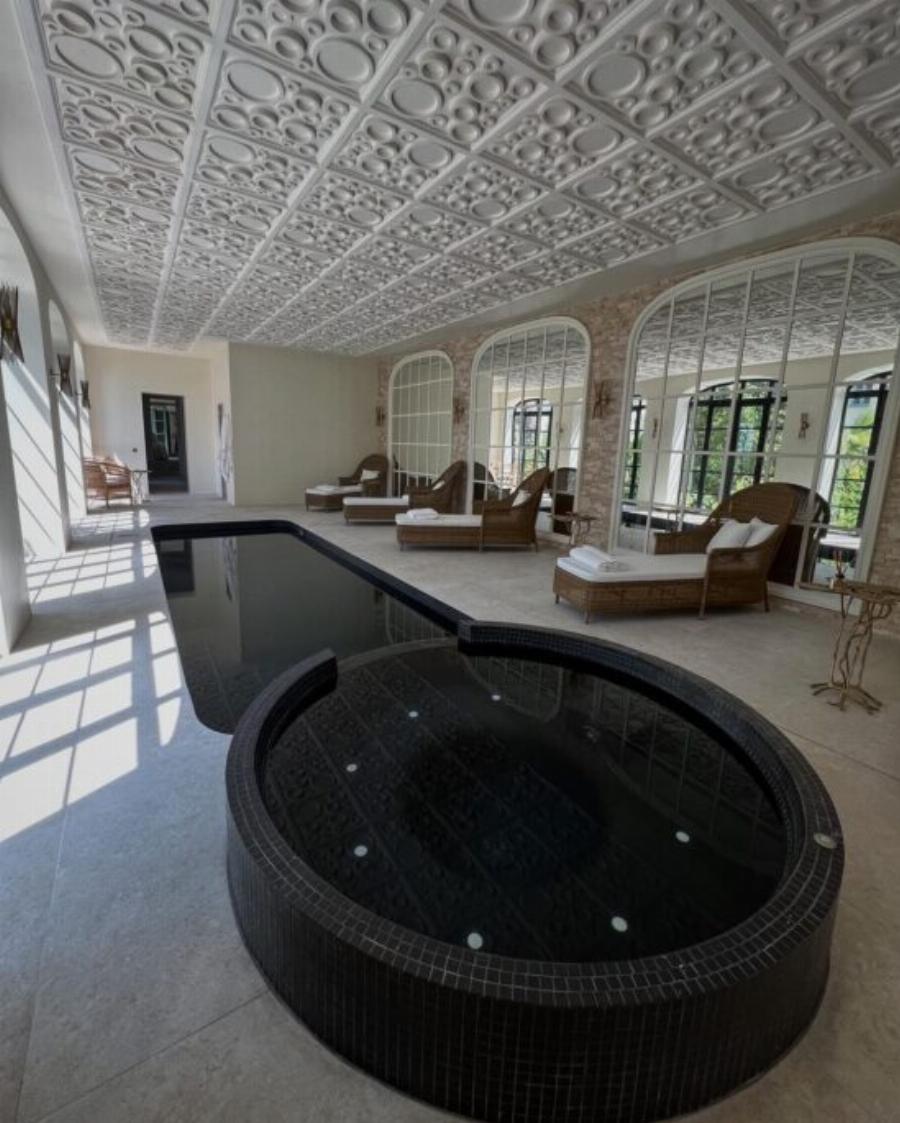 Σαν παλάτι με τεράστια πισίνα και φοίνικες: Αυτό είναι το υπερπολυτελές σπίτι της Emilia Vodos στη νότια Γαλλία