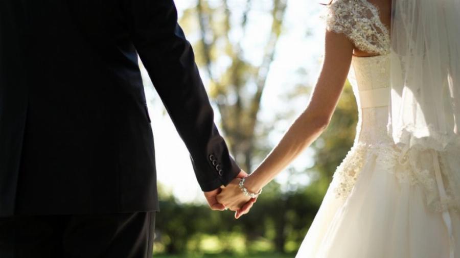 Εξομολόγηση γυναίκας: «Εκδικήθηκα την κολλητή μου που τα είχε με τον άντρα μου με το φακελάκι στον γάμο της»