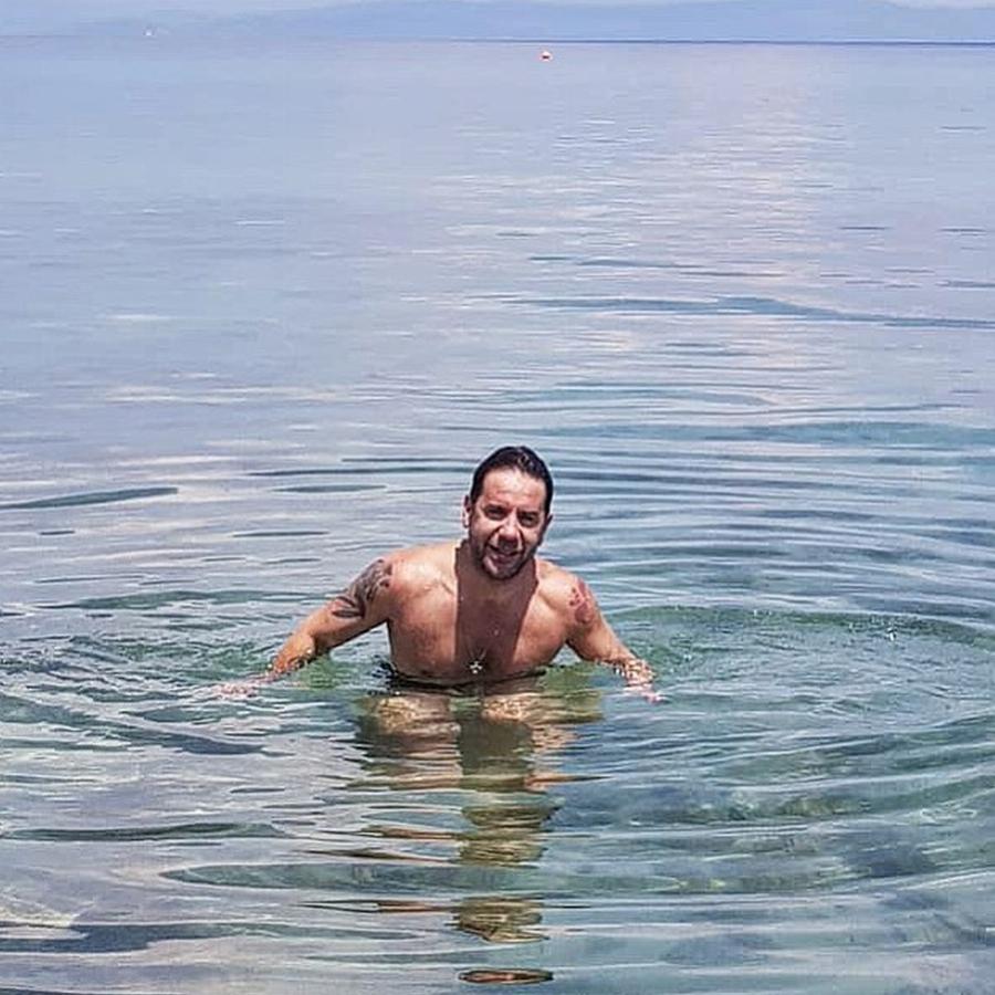 Ο Γιώργος Μαζωνάκης «ρίχνει» ξανά το Instagram: Κάνει μπάνιο στην παγωμένη θάλασσα όμως όλοι αναρωτήθηκαν για ένα πράγμα