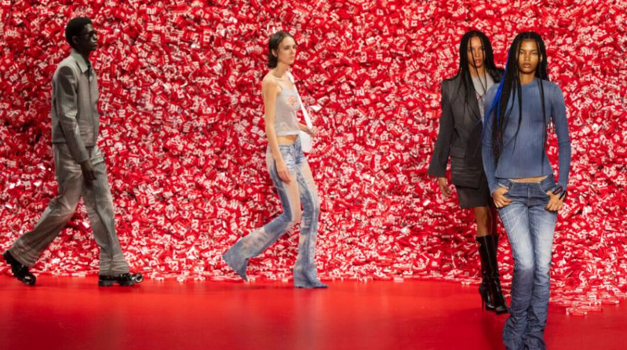 200.000 προφυλακτικά έκλεψαν την παράσταση: Η πρωτότυπη πασαρέλα της Diesel στο Μιλάνο