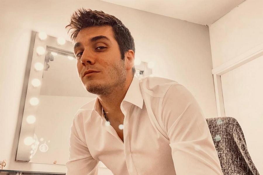 Ξανθιά και πανύψηλη σαν μοντέλο: Τρελά ερωτευμένος ο Γιώργος Κακοσαίος – Τα φιλιά και οι τρυφερές αγκαλιές στα μπουζούκια