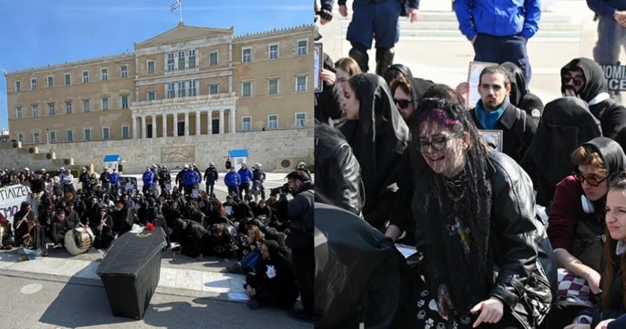 Καλλιτέχνες «κήδεψαν» τον πολιτισμό: Το μαύρο φέρετρο μπροστά από τη Βουλή και τα κηδειόχαρτα