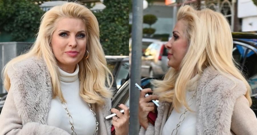 Τρέλανε τους περαστικούς η Μενεγάκη: Η εντυπωσιακή εμφάνιση με γούνα στο… περίπτερο