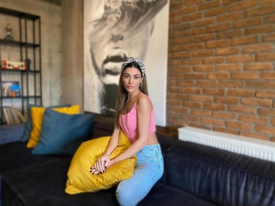 Εξωτικό παλάτι: Η Ήβη Αδάμου φωτογραφήθηκε στο ζεστό σπίτι της, χωρίς καθόλου μακιγιάζ