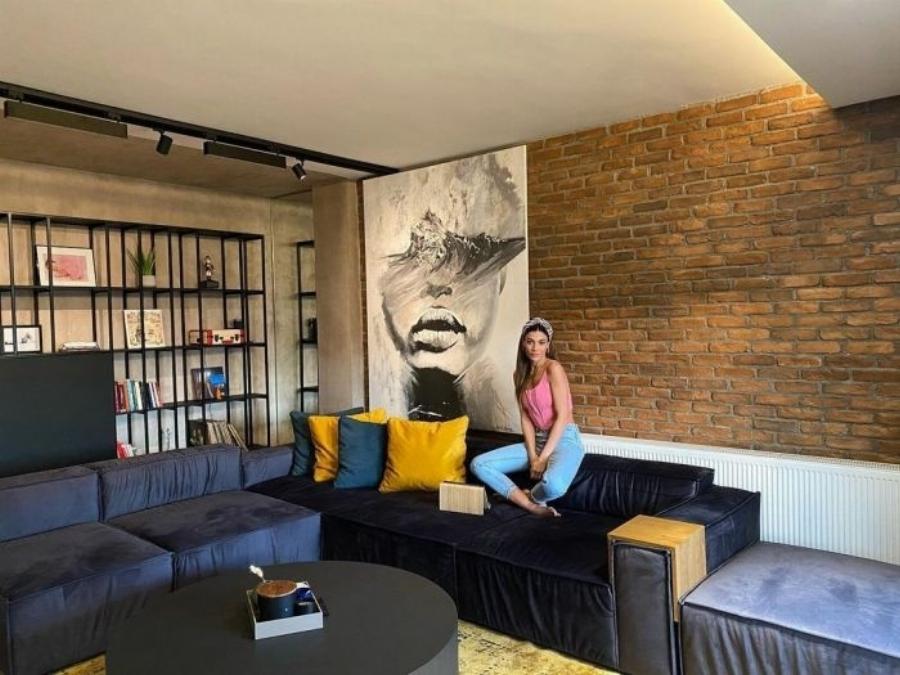 Εξωτικό παλάτι: Η Ήβη Αδάμου φωτογραφήθηκε στο ζεστό σπίτι της, χωρίς καθόλου μακιγιάζ