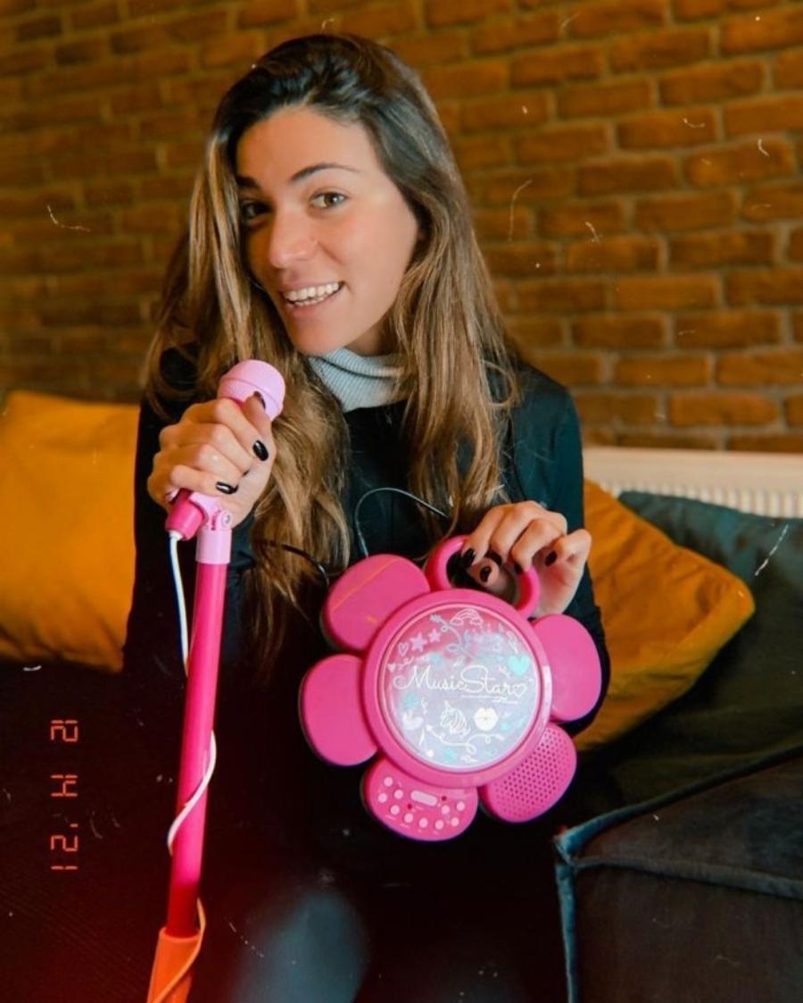 Εξωτικό παλάτι: Η Ήβη Αδάμου φωτογραφήθηκε στο ζεστό σπίτι της, χωρίς καθόλου μακιγιάζ