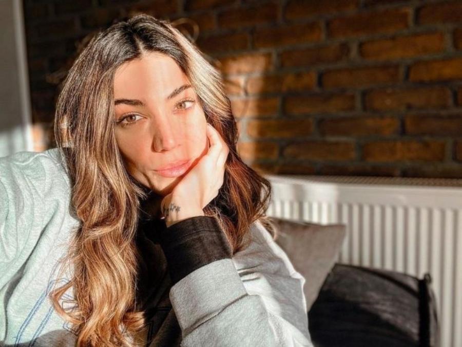 Εξωτικό παλάτι: Η Ήβη Αδάμου φωτογραφήθηκε στο ζεστό σπίτι της, χωρίς καθόλου μακιγιάζ