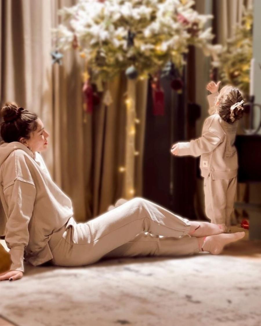 Εξωτικό παλάτι: Η Ήβη Αδάμου φωτογραφήθηκε στο ζεστό σπίτι της, χωρίς καθόλου μακιγιάζ