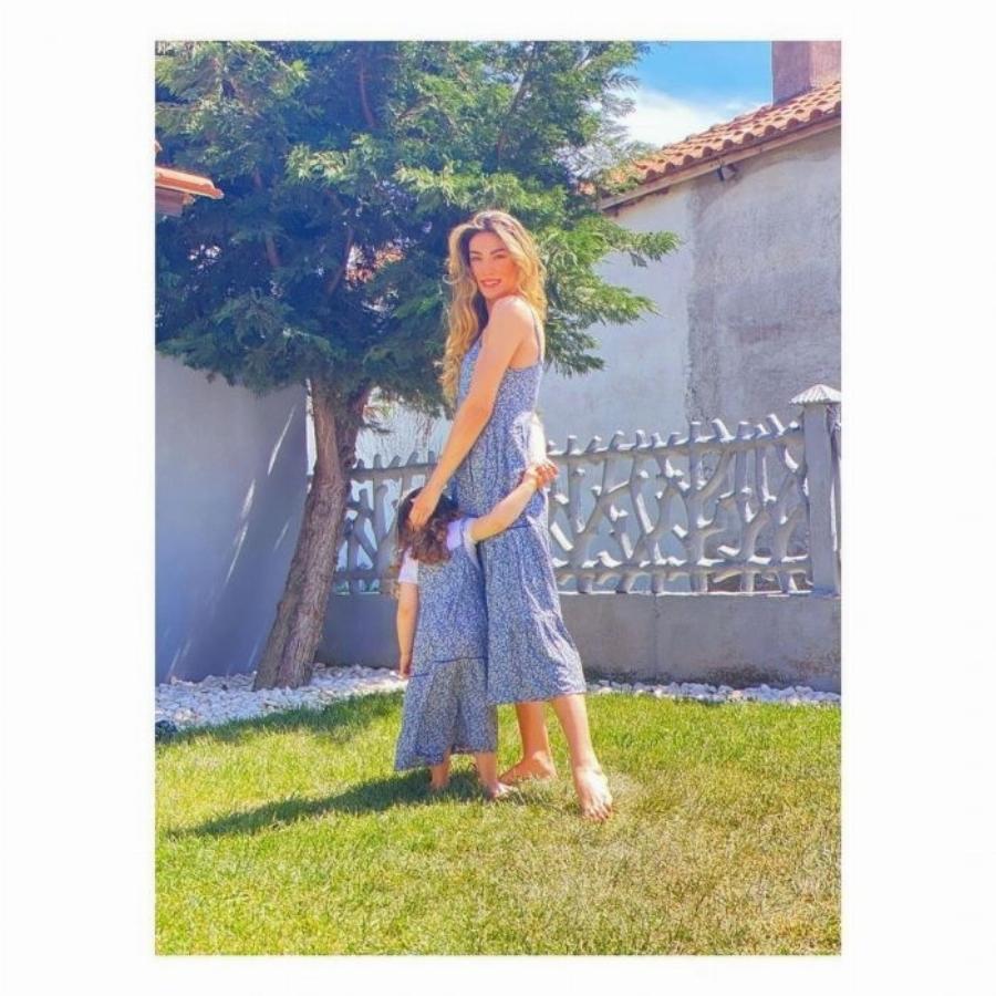 Εξωτικό παλάτι: Η Ήβη Αδάμου φωτογραφήθηκε στο ζεστό σπίτι της, χωρίς καθόλου μακιγιάζ